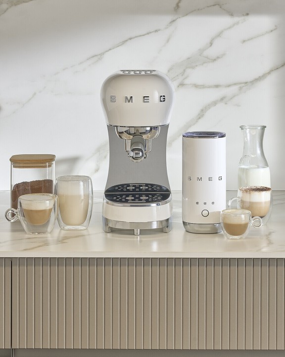 SMEG kavos aparato ir pieno putų plakiklio rinkinys ECF12WHEU | 2