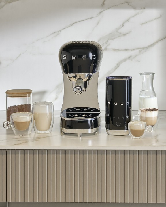 SMEG kavos aparato ir pieno putų plakiklio rinkinys ECF12BLEU | 2