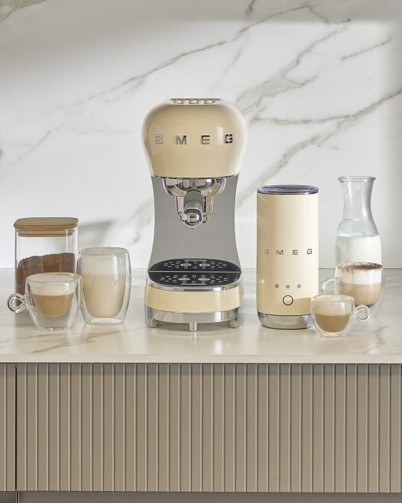 SMEG kavos aparato ir pieno putų plakiklio rinkinys ECF12CREU | 2