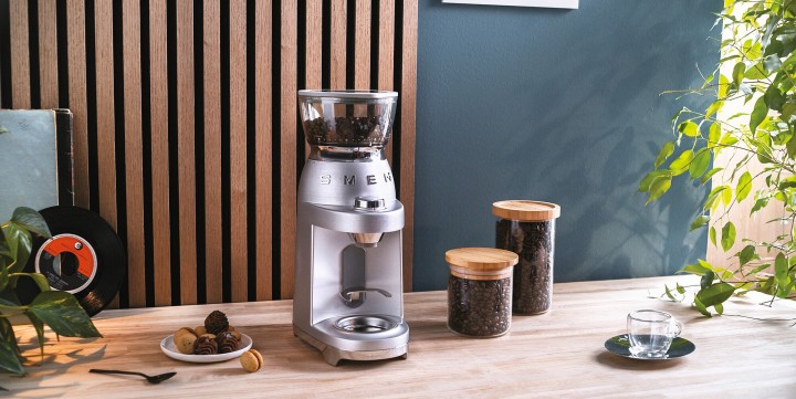 SMEG kavos pupelių malūnėlis CGF02SSEU  | 2